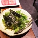 神田 炎蔵 - 海苔の一部が、エアコンの風に乗ってどっか行っちゃったチョレギサラダです。