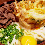 寿々流 - 牛肉とかき揚げ釜玉うどん 中