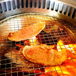 ながた・西諸牛料理 - 脂が多い為、火が出ます