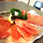 ながた・西諸牛料理 - 左から特上ヒレ、特上バラ、特上ロース