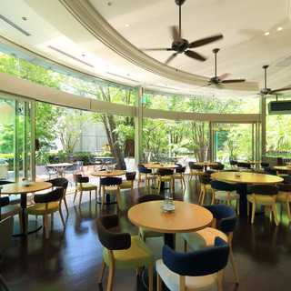 シンガポールの空気感溢れるコロニアルモダンなインテリア