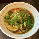 柳麺 呉田 - ■ねぎ醤油
      オイリーなスープが秀逸。麺は自家製、中細のストレート。喉越しが良いが、このスープには、やや浮いている感じかなあ。具は、刻みチャーシュー、メンマ､白髪葱、小口葱、絶品のバラ・チャーシュー。