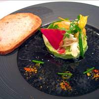 レ セゾン - タラバ蟹とアヴォガトのタルト仕立て　彩とりどりの香り野菜と優しいアーモンドのオイル