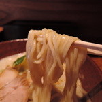 麺はやや太めの中麺～中太麺ストレート麺。モッチリムチュルモチュル、生パスタ的なもち肌のエロい食感