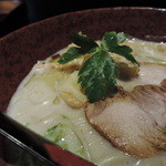 三つ葉が添えられているのが上品でオシャレ 食べ心地、マジクリームパスタ！