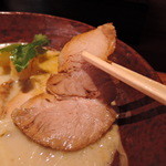 チャーシューは豚ロース＆バラ肉で、しっとり食感と弾力感じる肉らしい歯応え。