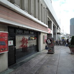 龍旗信RIZE - こちらは出口側。客席後ろはガラス張りで明るく、カジュアルな雰囲気