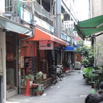 麺屋 丈六 - 細っそい路地の途中にある、隠れ家的立地。こんな立地でも行列が出来る