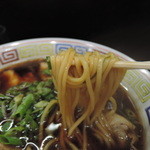 平打ち中〜中太麺ストレート、加水率は中高級。