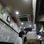 麺屋 丈六 - サイン色紙が壁一面に貼られており、それがそのまま内装になってたｗｗ