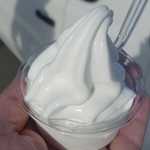 ミルク工房 - ノンホモ牛乳を使ったとされるソフトクリームは、ミルク感満点で程よい甘みが癖になる一品。都内にももう少しノンホモ牛乳スタンド的なお店が出来て欲しい気分です。