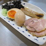 貪瞋癡 - 氷見産煮干しラーメン（具）