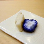 鮨十 - 長いもとナスのお漬物
      