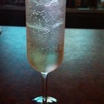 マスカットのリキュールとソーダのカクテル