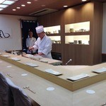 鮨十 - 「く」の字型のカウンター