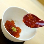 鮨十 - いくらの醤油漬け　スプーンでいただきます