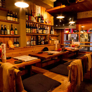 A space where you can feel the warmth of wood ◎ Recommended for casual drinking in small groups