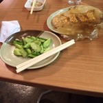 中華料理 長江苑 - 餃子、キュウリの味付け