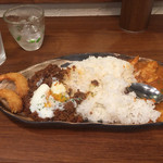 ちぃりんご - あいがけカレー。
                                えびは、オープン時間変更で、オープン待ちしてたおまけなので、通常付きません。
                                もちろん、食いかけです。食べ始めて写メ撮り忘れた！…と。