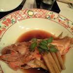 ガシラの煮付け１５００円くらい。身がホコホコ付け合せのごぼうもウマ～