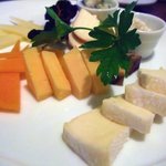 クルベル・キャン - チーズの盛り合わせ：1,200円（枝つき干しブドウ付）