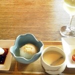 韻松亭 - 一の膳。茶碗蒸しはユリ根入り。左端の鮪の山掛けには玉子の黄味がちょこんと載っているのが嬉しいです。