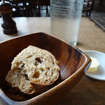 PRINCESS VICTORIA - 【料理】パン（かじった後）、バター、水