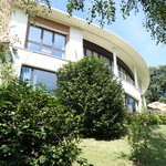 MartinBerasategui - 駐車場側から見上げるレストラン