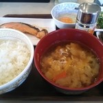 すき家 - とん汁鮭·納豆朝食 
            ごはん並 630円(税込)