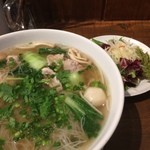 ニア タイ - クイッティオナームという汁麺。