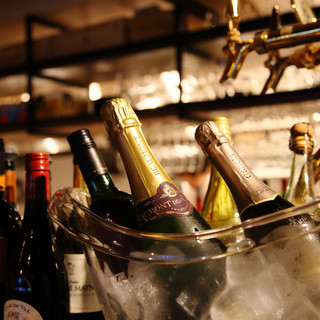 【シニアソムリエ厳選の世界各国種類豊富なワインをご用意】