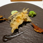 クッチーナ イタリアーナ ガッルーラ - 郡上産「天然鮎」の揚げ炙りサラダ 茶豆のピューレとうるかのサルサ