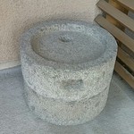 手打ち蕎麦 こはし - 玄関にさりげなく置かれた石臼