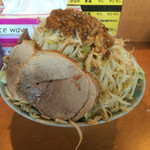 立川マシマシ ロイヤルスープ - 中ラーメン豚マシ
      野菜マシアブラマシマシにすると豚が乗らないと店員さんが苦笑いしてました