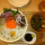 エフジェイハウス - 海鮮丼 刺身新鮮 藁の燻した薫りの鰹たたき味最高