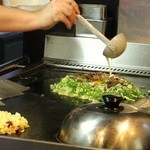 鶏ガラと昆布を使った生地。九条ネギ、下あごスジ肉。