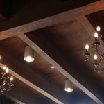 カフェテリア 風の音 - 再）店内は明るくても、天井の古い木造がシャンデリアの光を引き立たせています。