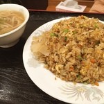 らーめん生島家 - チャーハン。
            少々炒めすぎ感が(^^