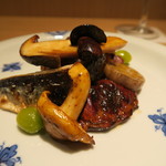 神保町 傳 - 27年9月　秋刀魚と5種茸炒め、銀杏・蓮根