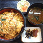 五郎太夫 - かつ丼 770円。みそ汁と漬物が付いてきます。