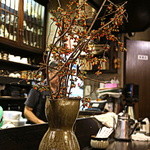 茶房 武蔵野文庫 - 季節の花がカウンターを飾ります