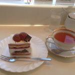 フランス菓子16区 - ぶどうのショートケーキと紅茶
