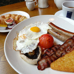 GARFUNKEL'S - 【料理】The Garfunkel’s Breakfast(traditional english breakfast) 、クロワッサン、ティー（朝食メニュー）