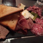 Le Zinc des Cavistes - ハム・チーズの盛り合わせ