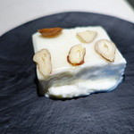 Asador Etxebarri - ブッファラ　蜂蜜とヘーゼルナッツで