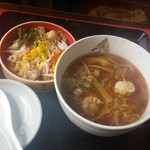 ほたて広場 - こちらもホタテがたくさん、「ほたてラーメン＆ホタテわっぱ飯のセット (800円)」