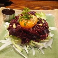 魚料理専門 魚魚一 - たっぷり鯨ユッケ。