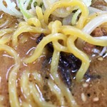 らーめん吉山商店 - 麺は中太縮麺