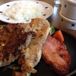 ステーキのどん - ♪日替わり（ハンバーグ＆チキン＆厚切りベーコン）¥730
            
            