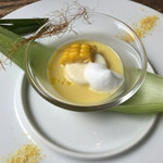 バローレ - トウモロコシのスープに真ん中にピュアホワイトのパンナコッタ